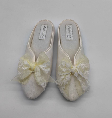 Тапочки Jaimies NATHALIE mule FALBALAS молочные